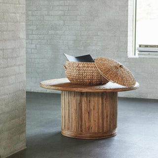 Salontafel Gro in een interieur met open gevlochten mand en deksel op het blad
