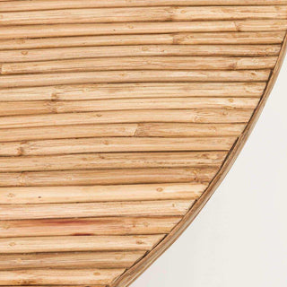 Detail van het ronde tafelblad van salontafel Gro met naast elkaar gelegde stokken