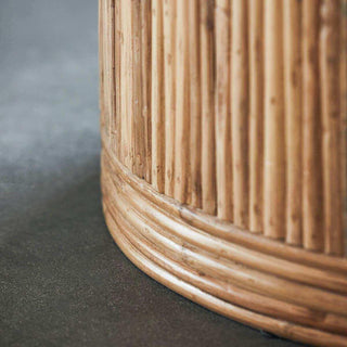 Detail van de tafelvoet van salontafel Gro met verticale stokken op een donkere vloer