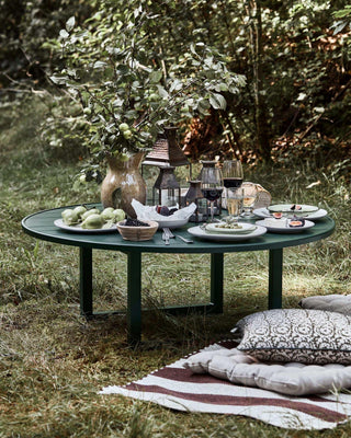 Salontafel Helo groen rond 120cm - outdoor van House Doctor, toegepast in een sfeervolle buitenomgeving