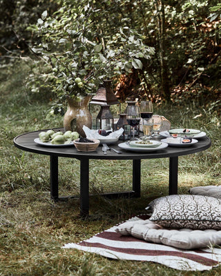 Salontafel Helo zwart rond 120cm - outdoor van House Doctor, toegepast in een sfeervolle buitenomgeving