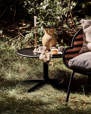 Salontafel Helo zwart rond 70cm - outdoor van House Doctor, toegepast in een sfeervolle buitenomgeving