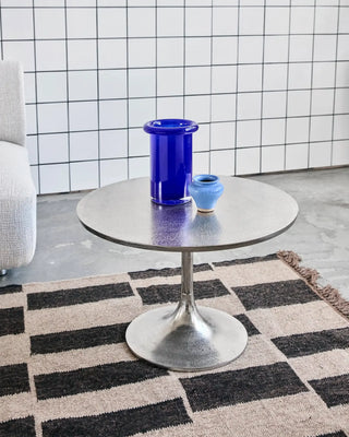 Salontafel Pan zilver 61cm van House Doctor, toegepast in een sfeervolle interieursetting