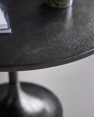 Salontafel Pan zwart metaal 61cm van House Doctor, in een gestileerde detailopstelling