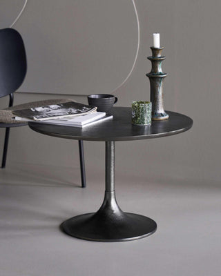 Salontafel Pan zwart metaal 61cm van House Doctor, toegepast in een sfeervolle interieursetting