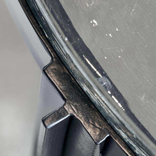 Close-up van salontafel Smoke met glazen bladrand en verbinding van het zwarte frame