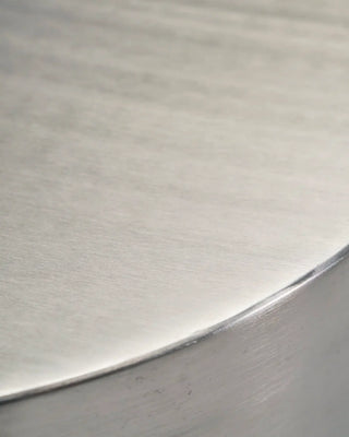 Salontafel Step geborsteld zilver 50cm van House Doctor, in een gestileerde detailopstelling