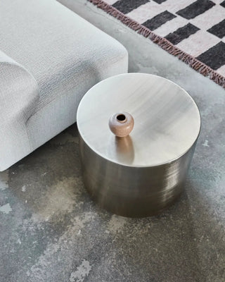 Salontafel Step geborsteld zilver 50cm van House Doctor, toegepast in een sfeervolle interieursetting
