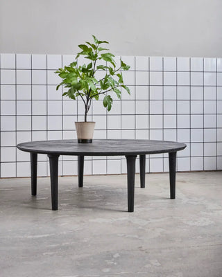 Salontafel Zanzi zwart mangohout 127cm van House Doctor, toegepast in een sfeervolle interieursetting