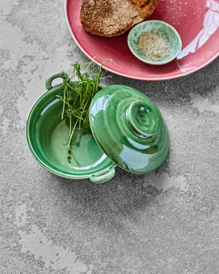 Schaal met deksel Diva Groen aardewerk 20cm van House Doctor, toegepast in een sfeervolle interieursetting