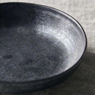 Detail van de gespikkelde keramische afwerking van Schaal Pion zwart 19cm