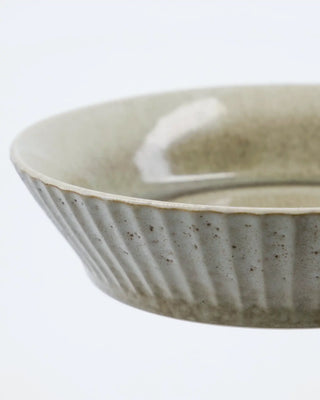 Schaal Pleat grijsbruin 17cm van House Doctor, van opzij met vorm en afwerking zichtbaar