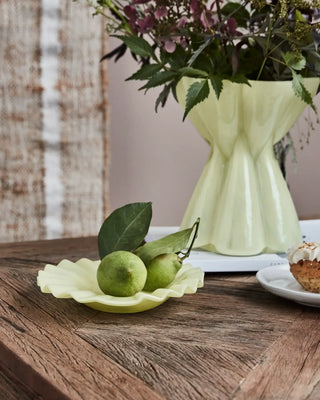 Schaal Wave geel 18cm van House Doctor, toegepast in een sfeervolle interieursetting