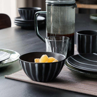 Schaaltje Line zwart 12cm van House Doctor, toegepast in een sfeervolle interieursetting
