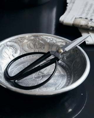 Schaar Shears van roestvrij staal 15cm van House Doctor, toegepast in een sfeervolle interieursetting
