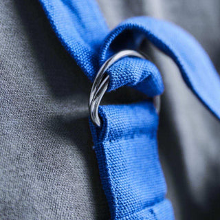 Schort Neat blauw van House Doctor, van dichtbij met materiaal en textuur zichtbaar