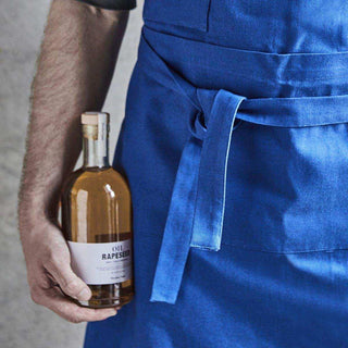 Schort Neat blauw van House Doctor, toegepast in een sfeervolle interieursetting