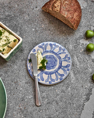 Serveer plateaus Diva blauw 15cm van House Doctor, toegepast in een sfeervolle interieursetting