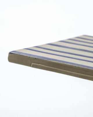 Serveer plateaus Diva blauw 26cm van House Doctor, van opzij met vorm en afwerking zichtbaar