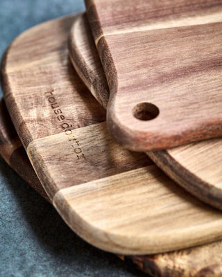 Serveer plateaus Eya hout - 4 stuks van House Doctor, in een gestileerde detailopstelling