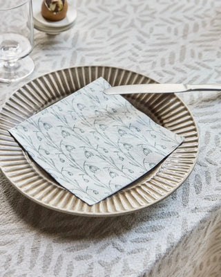 Servetten Snowdrop wit groen van House Doctor, toegepast in een sfeervolle interieursetting