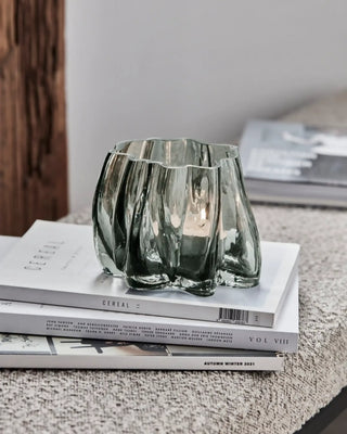 Sfeerlicht Curva gerookt grijs glas 15cm van House Doctor, toegepast in een sfeervolle interieursetting