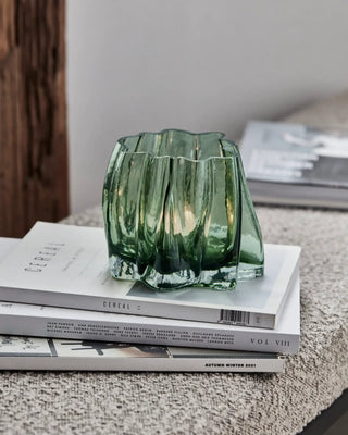 Sfeerlicht Curva groen glas 15cm van House Doctor, toegepast in een sfeervolle interieursetting