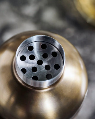 Shaker Baar antieke koper 750ml van House Doctor, in een gestileerde detailopstelling