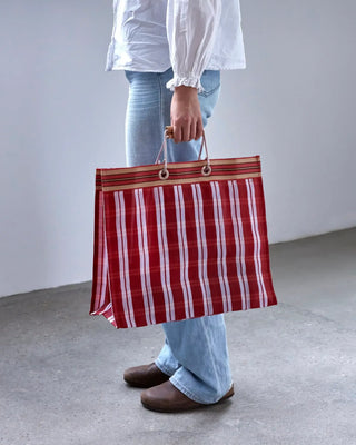 Shopper Joy Rood van House Doctor, toegepast in een sfeervolle interieursetting