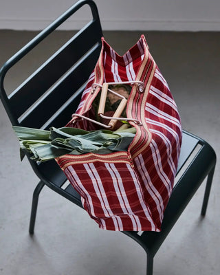 Shopper Joy Rood van House Doctor, toegepast in een stijlvolle woonkamer