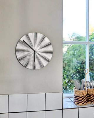 Show wandklok zilver 30cm van House Doctor, toegepast in een sfeervolle interieursetting