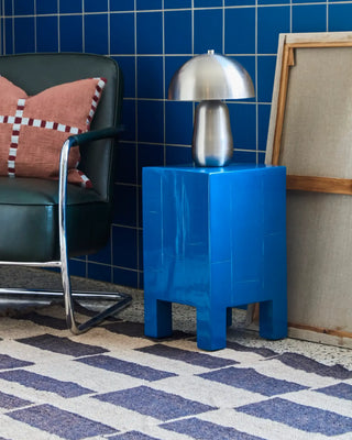 Side table Brick Blauw 30x30x50.5cm van House Doctor, toegepast in een sfeervolle interieursetting