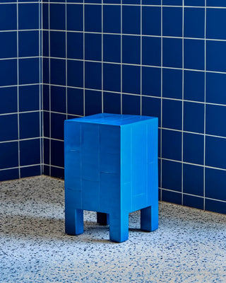 Side table Brick Blauw 30x30x50.5cm van House Doctor, toegepast in een stijlvolle woonkamer
