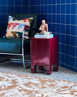 Side table Brick Rood 30x30x50cm van House Doctor, toegepast in een sfeervolle interieursetting