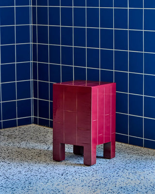 Side table Brick Rood 30x30x50cm van House Doctor, toegepast in een stijlvolle woonkamer