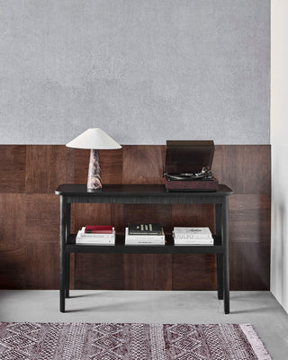 Sidetable Balance zwart 35×90×130 cm van House Doctor, toegepast in een sfeervolle interieursetting