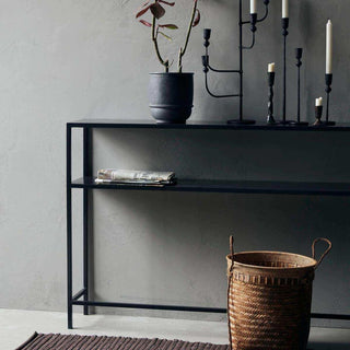 Zwarte House Doctor Fari sidetable met plant, kandelaars, krant en gevlochten mand