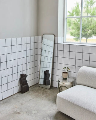 Spiegel Mirror geborstelde zilver 35x130cm van House Doctor, toegepast in een sfeervolle interieursetting