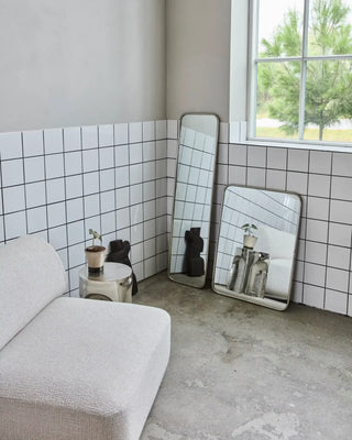 Spiegel Mirror met geborsteld zilver 60x80cm van House Doctor, in een gestileerde detailopstelling