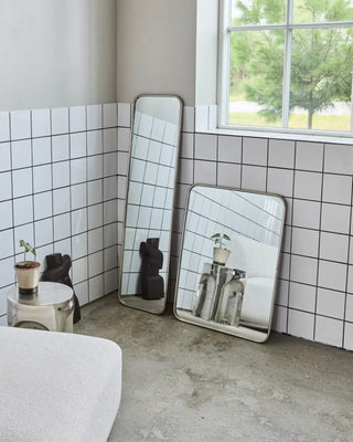 Spiegel Mirror met geborsteld zilver 60x80cm van House Doctor, toegepast in een sfeervolle interieursetting