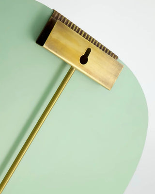 Spiegel ovaal met gouden clips 55x100cm van House Doctor, van dichtbij met materiaal en afwerking zichtbaar