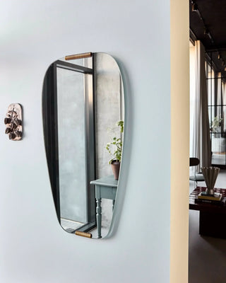 Spiegel ovaal met gouden clips 55x100cm van House Doctor, toegepast in een sfeervolle interieursetting