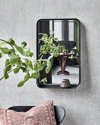 Spiegel Pejo zwart antiek met plankje 35x55cm van House Doctor, toegepast in een sfeervolle interieursetting