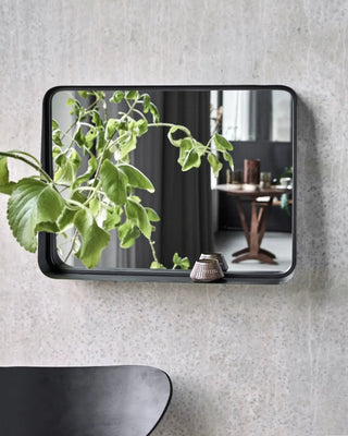 Spiegel Pejo zwart antiek met plankje 45x60cm van House Doctor, toegepast in een sfeervolle interieursetting