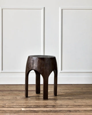 Stoel/hocker Woda Bruin 46cm van House Doctor, toegepast in een sfeervolle interieursetting