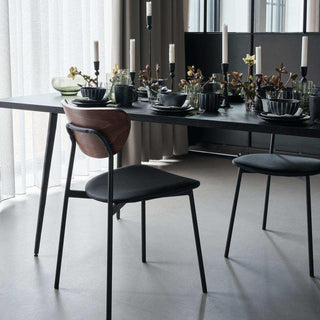 Stoel Must bruin 80cm - 2 stuks van House Doctor, toegepast in een sfeervolle interieursetting