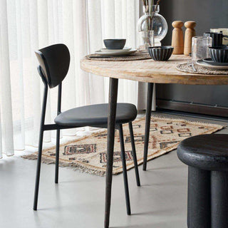 Stoel Must zwart 80cm - 2 stuks van House Doctor, toegepast in een sfeervolle interieursetting