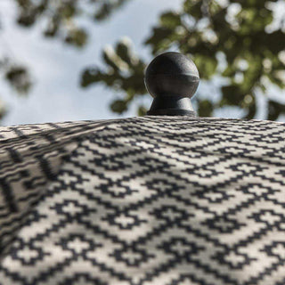 Strand en tuinparasol Port zwart 180cm van House Doctor, van dichtbij met materiaal en textuur zichtbaar