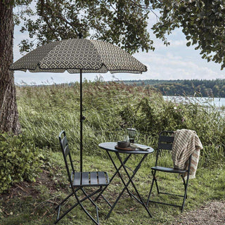 Strand en tuinparasol Port zwart 180cm van House Doctor, toegepast in een sfeervolle buitenomgeving