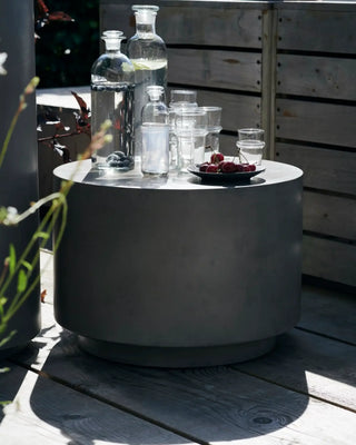 Tafel Out Grijs 35 cm van House Doctor, toegepast in een sfeervolle interieursetting
